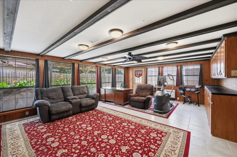 2801 Berry Avenue Groves, TX 77619