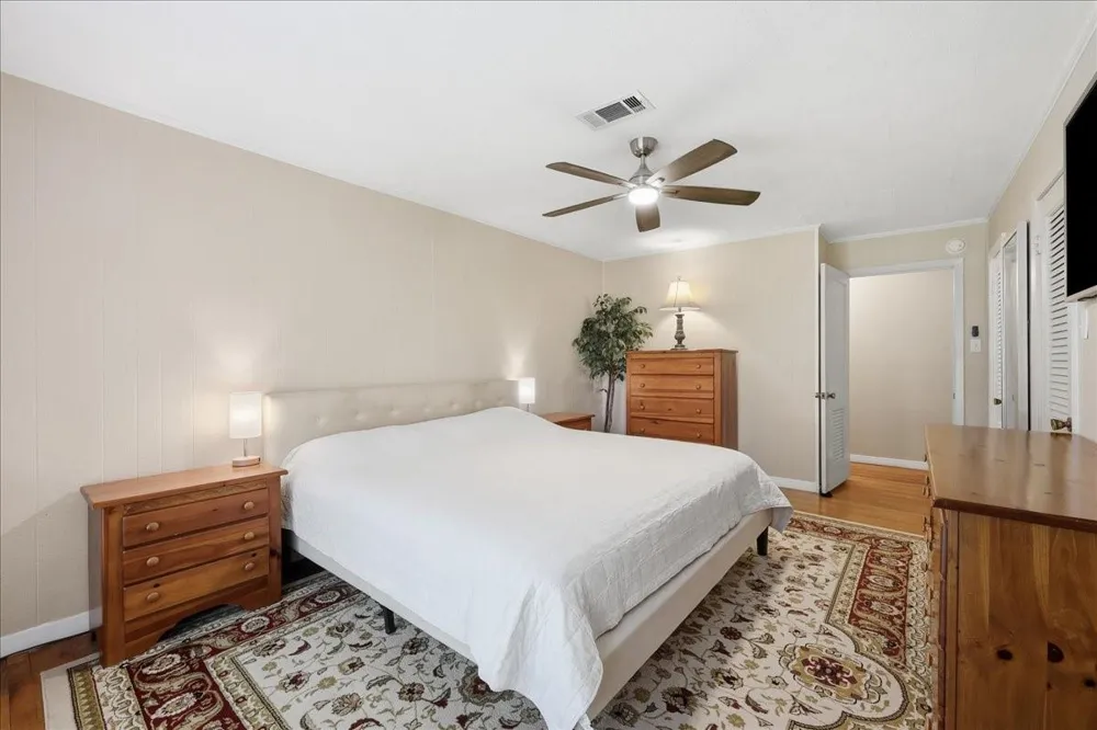 2801 Berry Avenue Groves, TX 77619