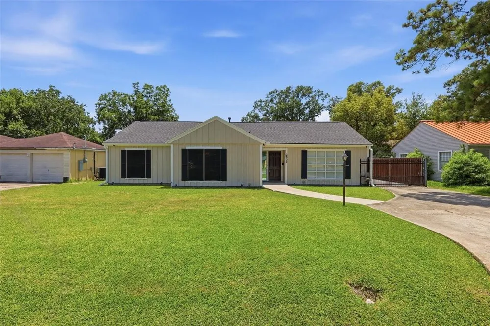 2801 Berry Avenue Groves, TX 77619