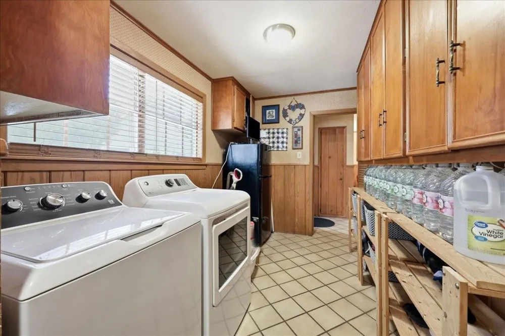 2801 Berry Avenue Groves, TX 77619