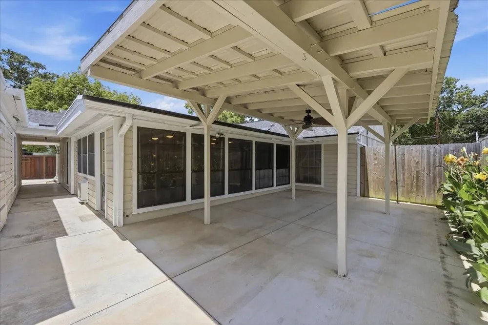 2801 Berry Avenue Groves, TX 77619