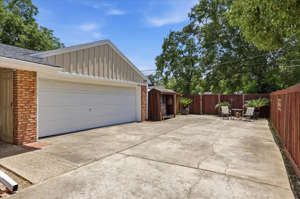 2801 Berry Avenue Groves, TX 77619
