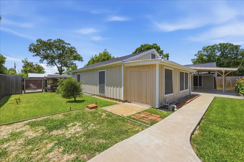 2801 Berry Avenue Groves, TX 77619