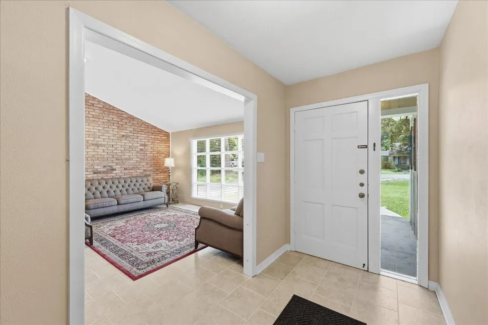 2801 Berry Avenue Groves, TX 77619