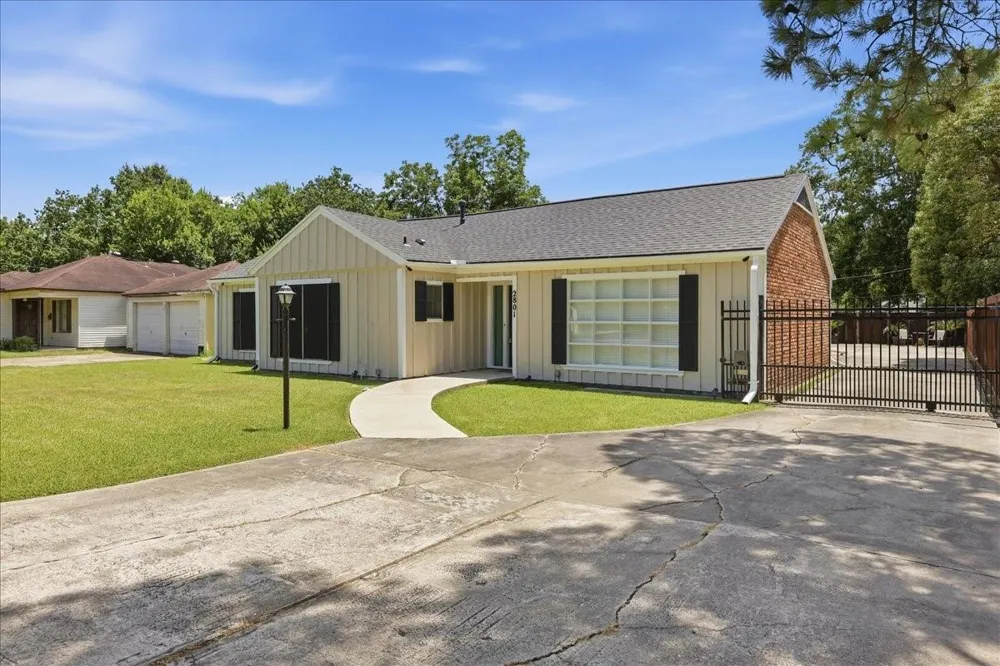2801 Berry Avenue Groves, TX 77619