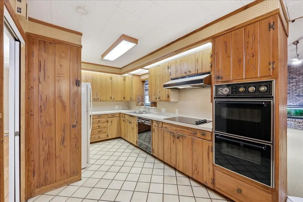 2801 Berry Avenue Groves, TX 77619