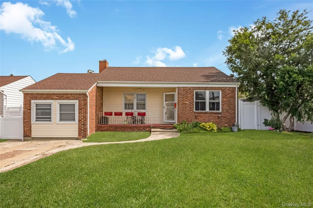 19 Rainbow Lane Lindenhurst, NY 11757