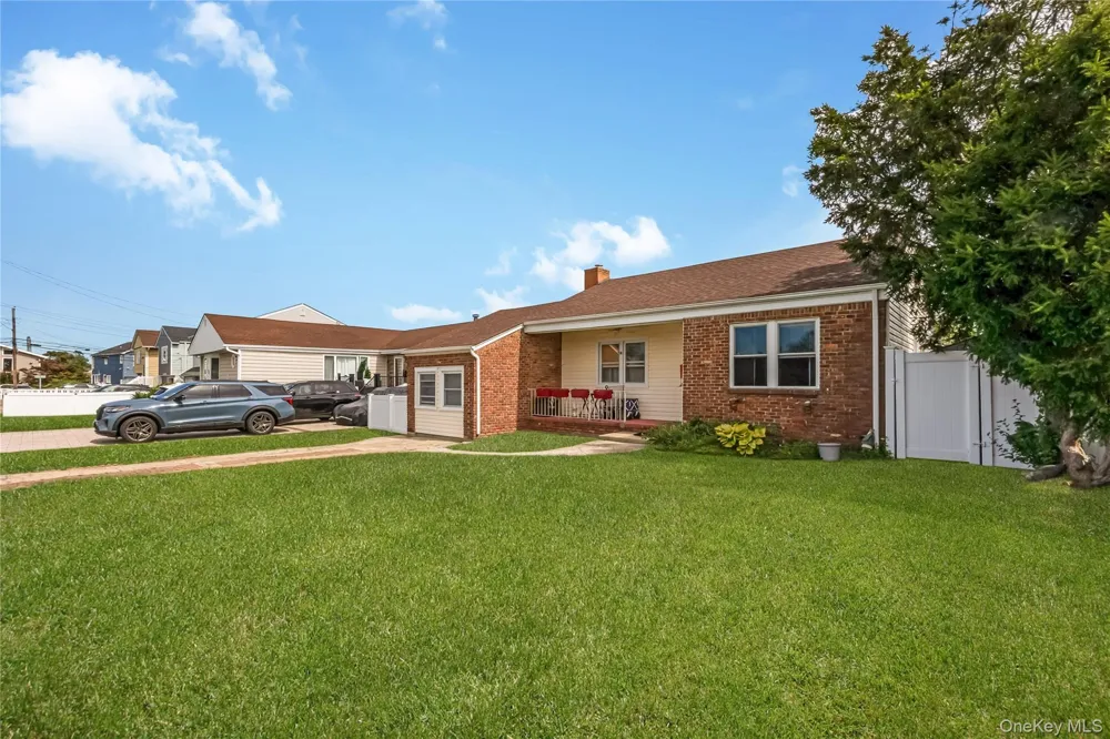 19 Rainbow Lane Lindenhurst, NY 11757