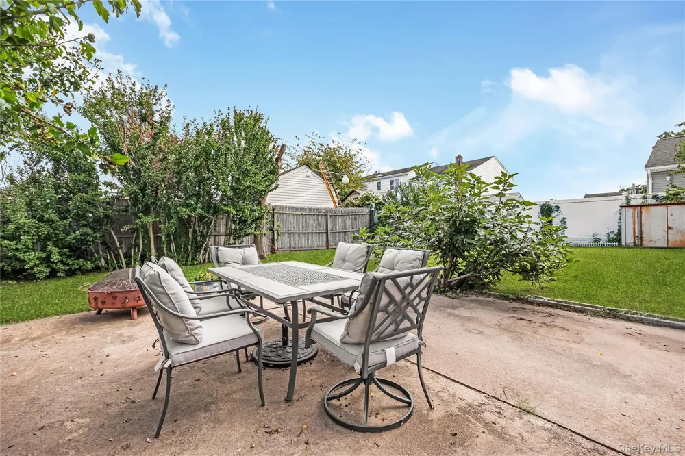 19 Rainbow Lane Lindenhurst, NY 11757