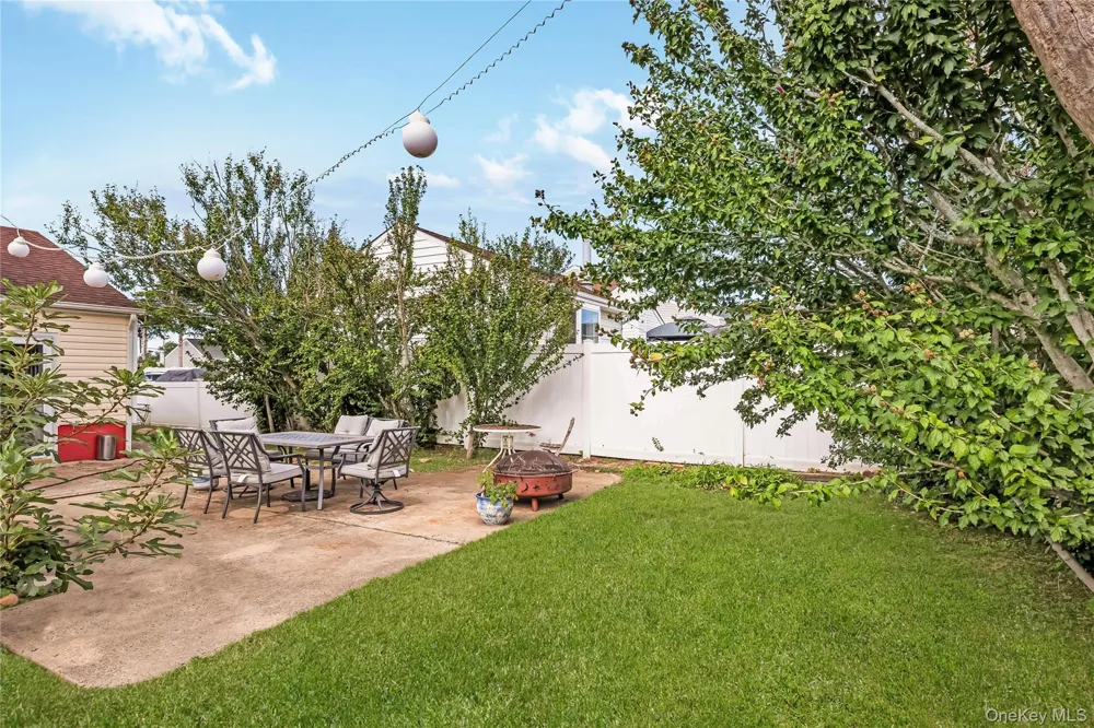 19 Rainbow Lane Lindenhurst, NY 11757