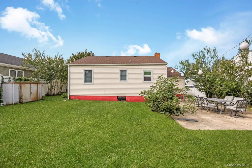 19 Rainbow Lane Lindenhurst, NY 11757
