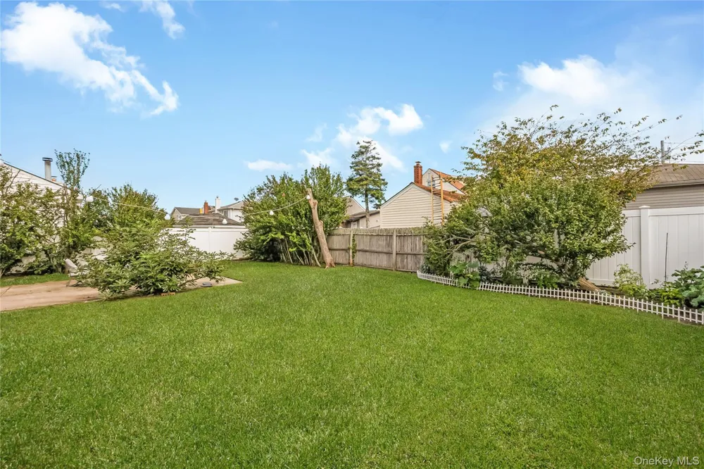 19 Rainbow Lane Lindenhurst, NY 11757