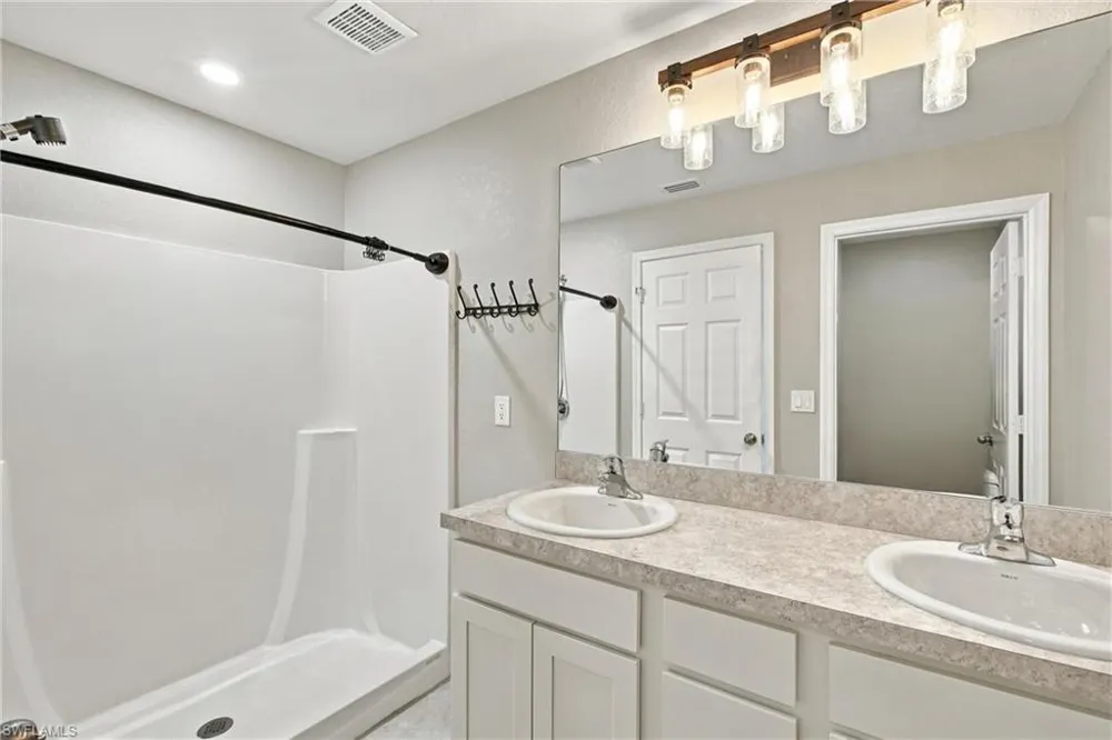 1615 NE 34th Lane Cape Coral, FL 33909