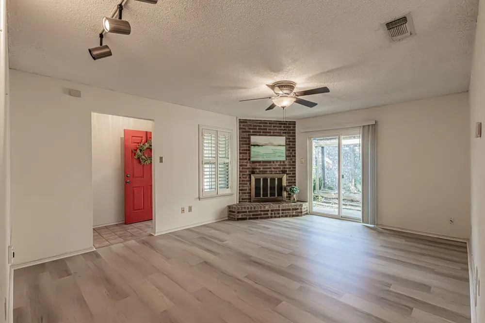 1724 Red Bud Lane Euless, TX 76039