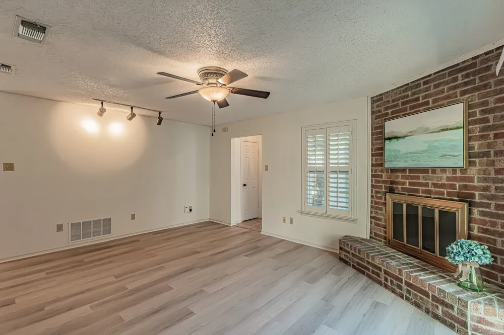 1724 Red Bud Lane Euless, TX 76039