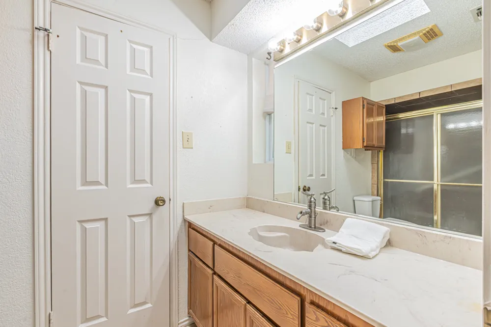 1724 Red Bud Lane Euless, TX 76039