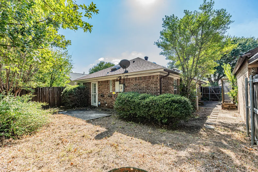 1724 Red Bud Lane Euless, TX 76039