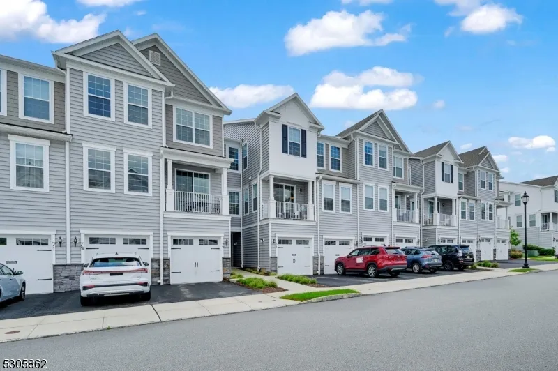 81 Sequoia Dr Cedar Grove, NJ 07009