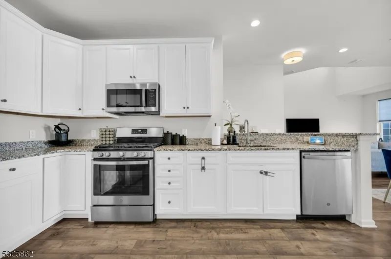 81 Sequoia Dr Cedar Grove, NJ 07009