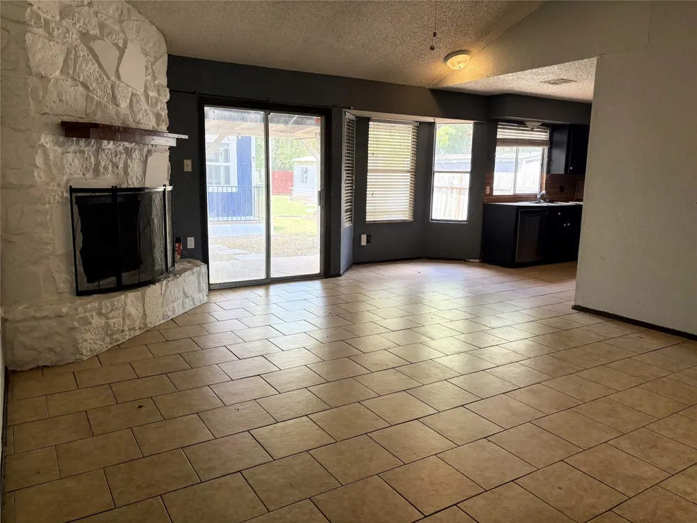 5000 Fontenay Drive Austin, TX 78744