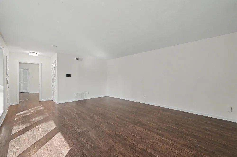 8 Hanover Lane Panorama Village, TX 77304