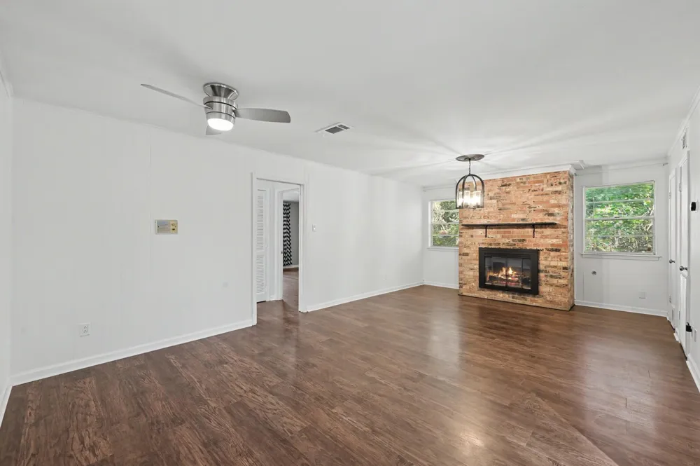 8 Hanover Lane Panorama Village, TX 77304