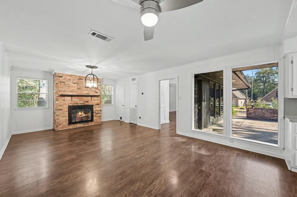 8 Hanover Lane Panorama Village, TX 77304