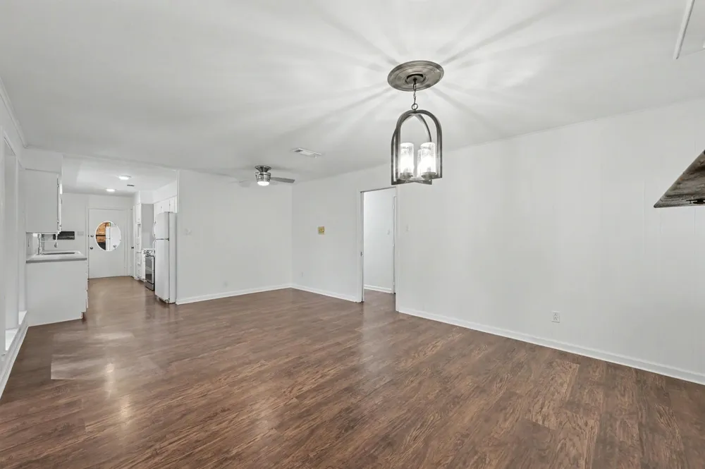 8 Hanover Lane Panorama Village, TX 77304