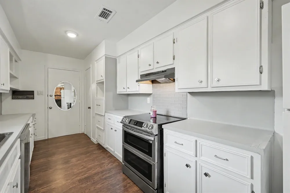 8 Hanover Lane Panorama Village, TX 77304