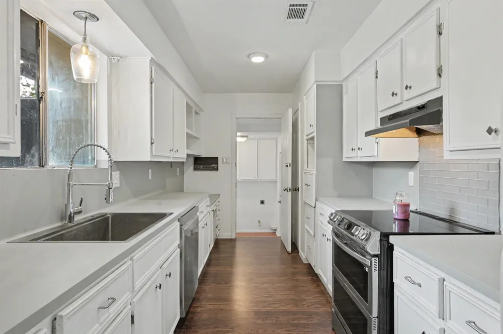 8 Hanover Lane Panorama Village, TX 77304