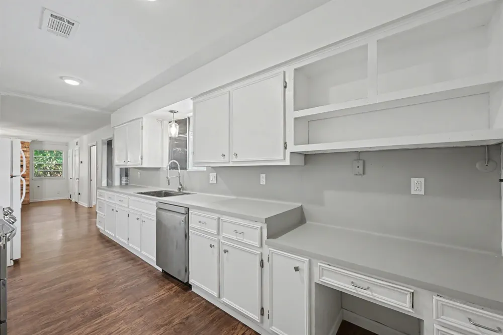 8 Hanover Lane Panorama Village, TX 77304