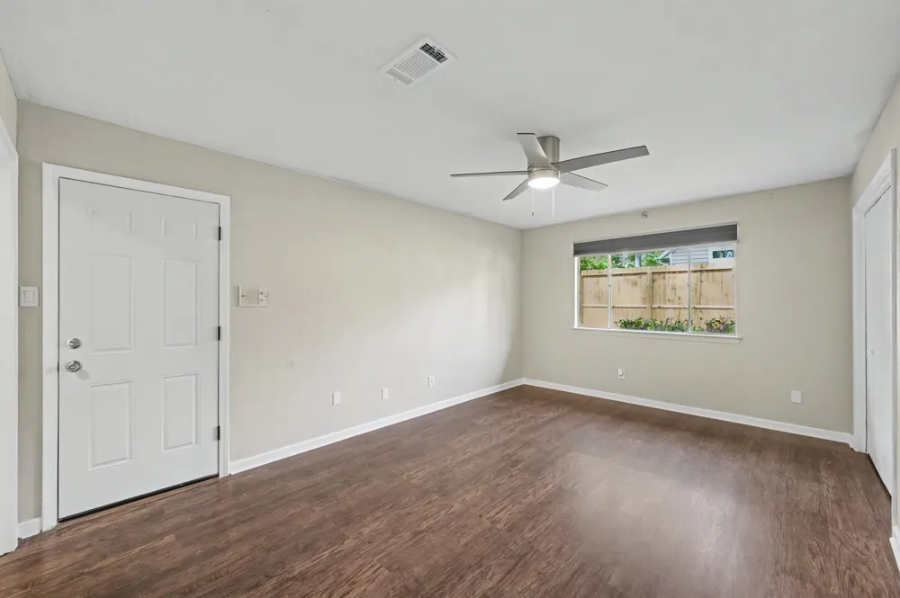 8 Hanover Lane Panorama Village, TX 77304
