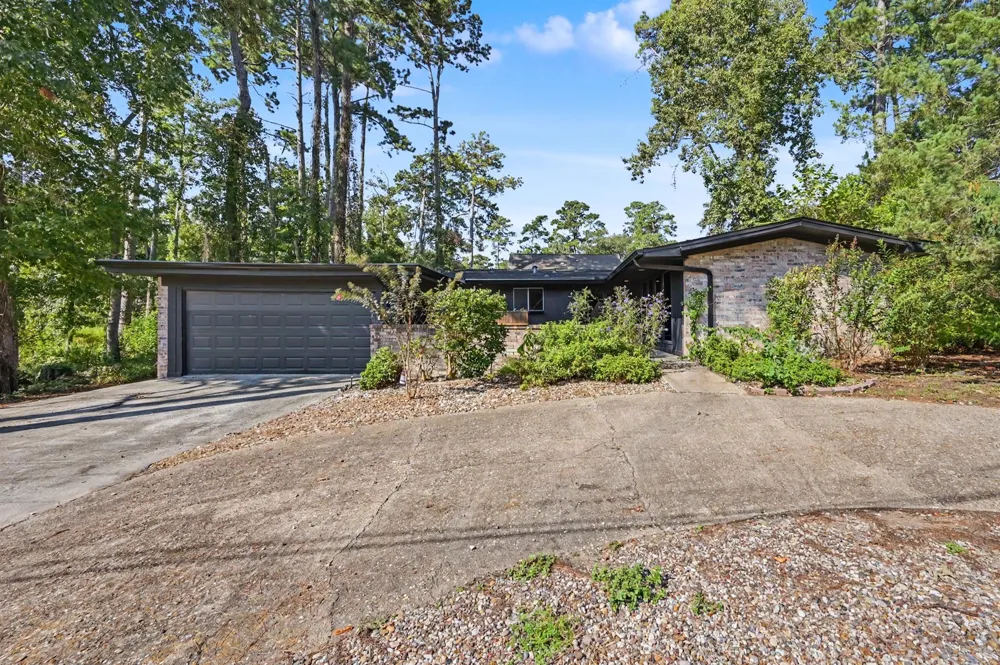 8 Hanover Lane Panorama Village, TX 77304