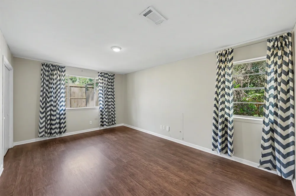 8 Hanover Lane Panorama Village, TX 77304