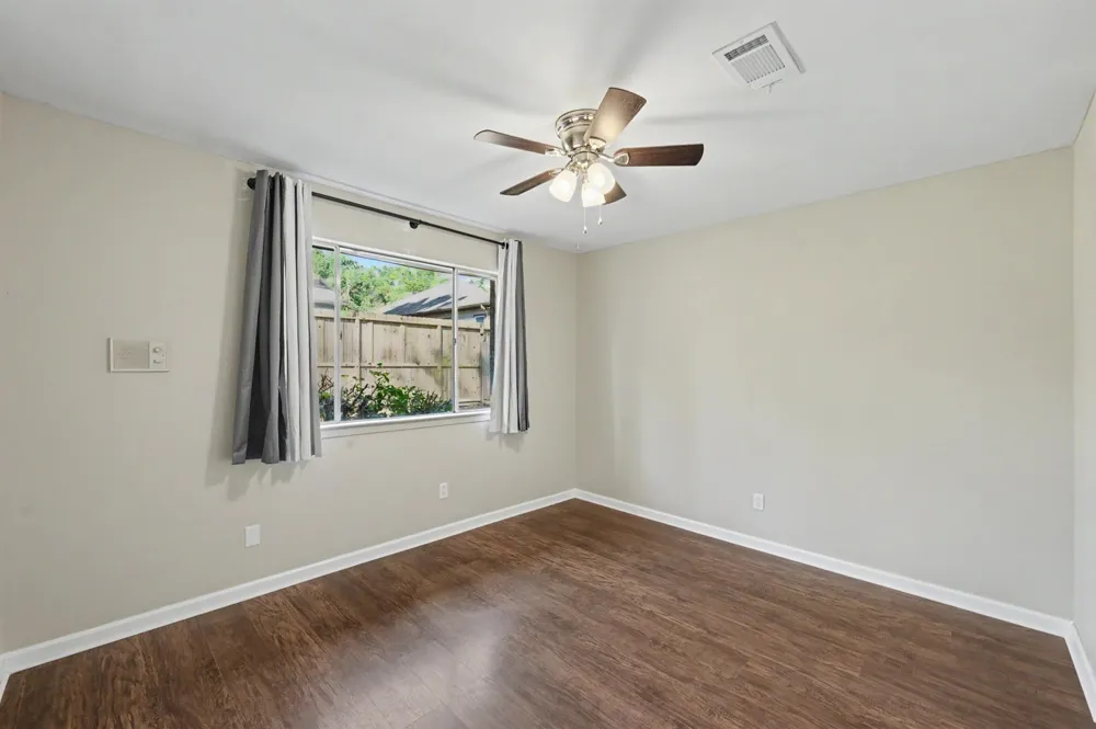 8 Hanover Lane Panorama Village, TX 77304