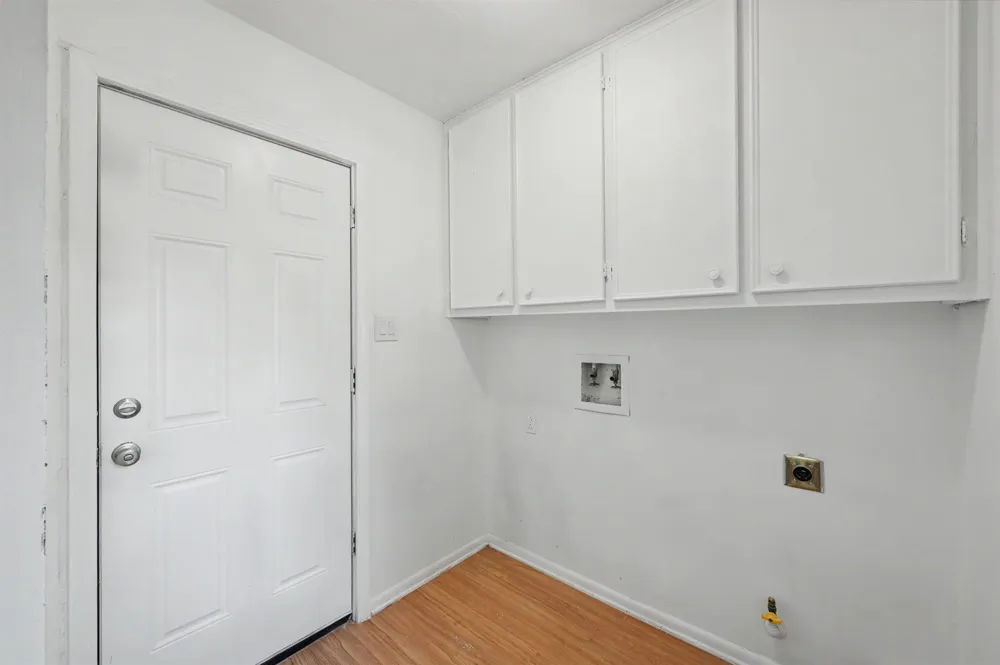 8 Hanover Lane Panorama Village, TX 77304