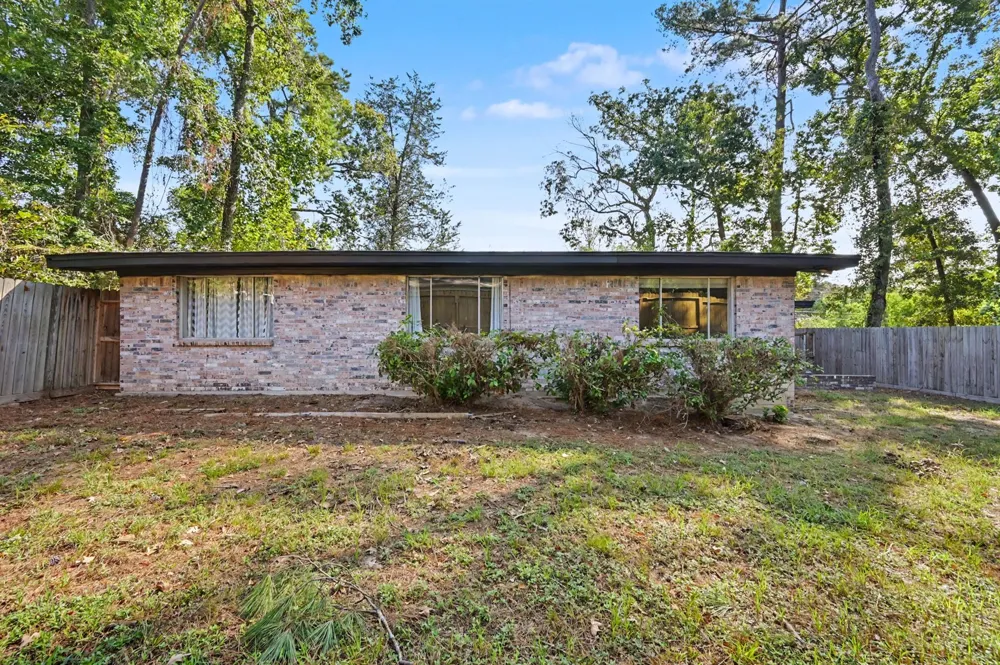 8 Hanover Lane Panorama Village, TX 77304