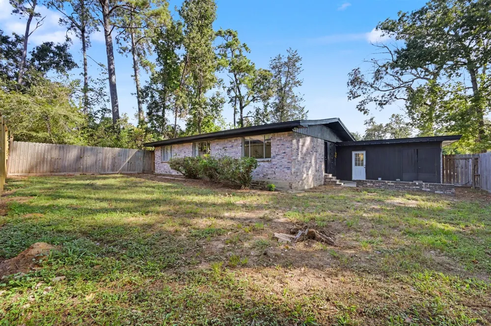 8 Hanover Lane Panorama Village, TX 77304