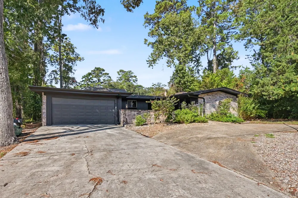 8 Hanover Lane Panorama Village, TX 77304