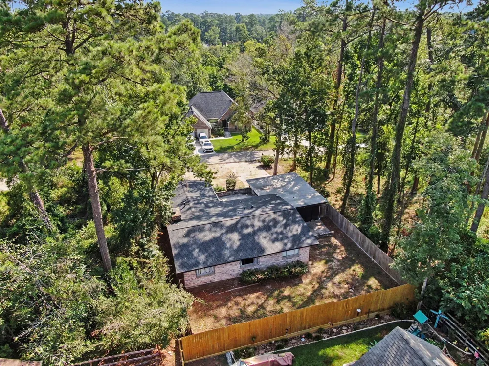 8 Hanover Lane Panorama Village, TX 77304