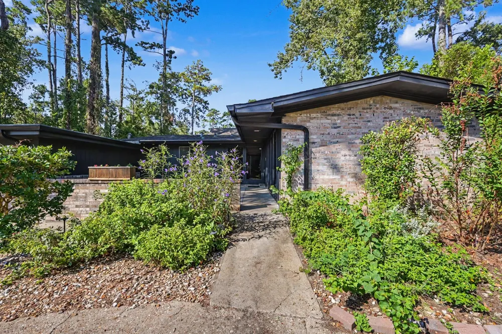 8 Hanover Lane Panorama Village, TX 77304