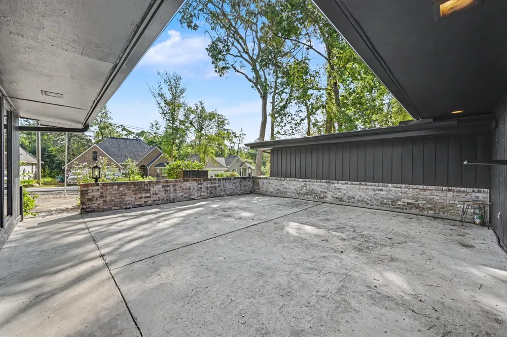 8 Hanover Lane Panorama Village, TX 77304