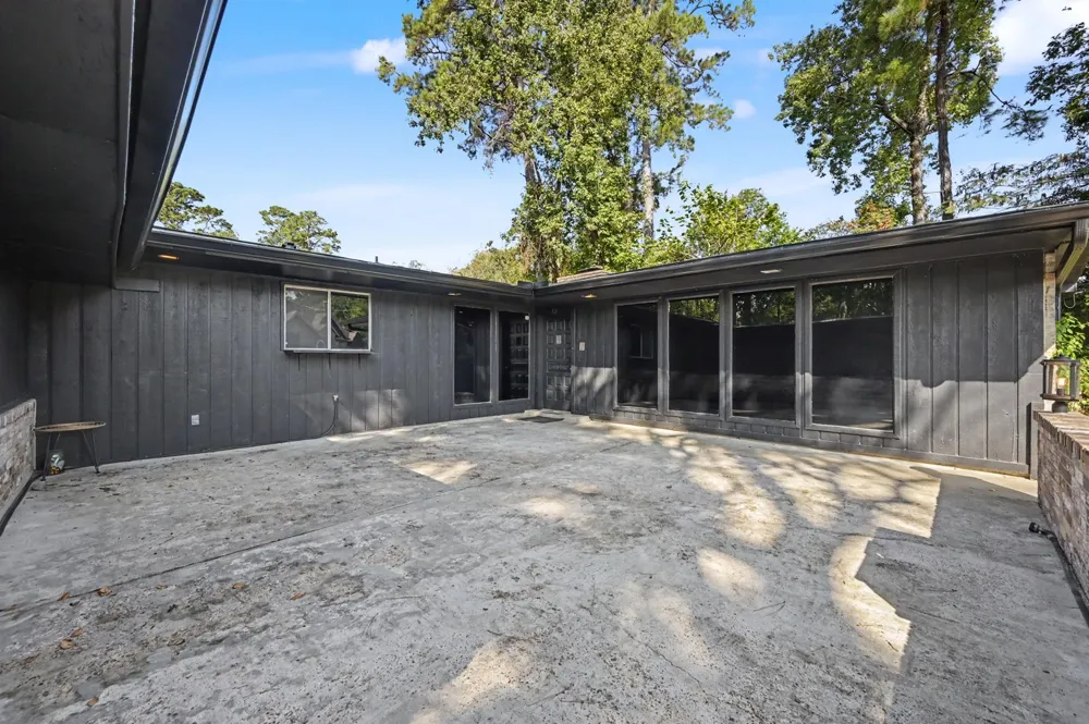 8 Hanover Lane Panorama Village, TX 77304