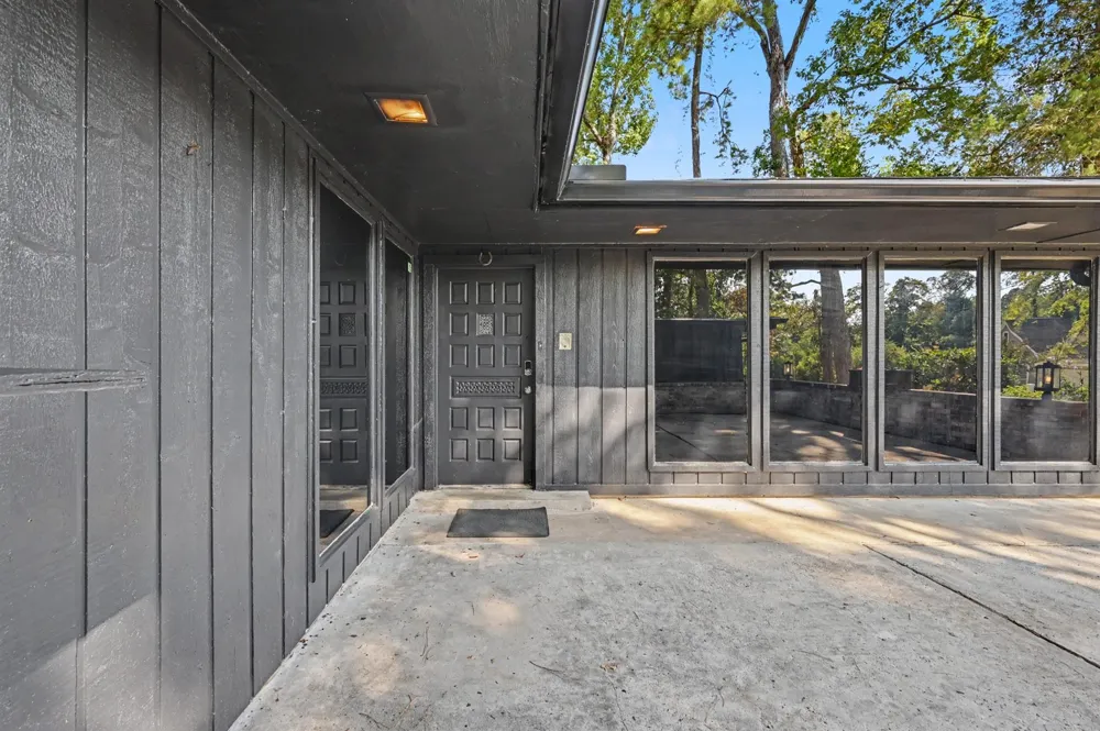 8 Hanover Lane Panorama Village, TX 77304
