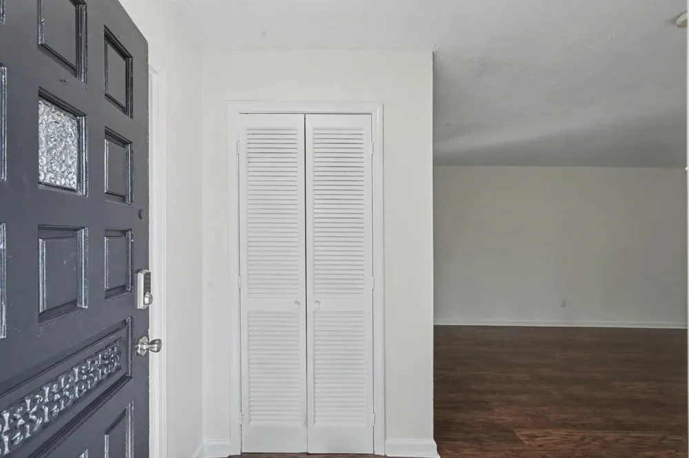 8 Hanover Lane Panorama Village, TX 77304