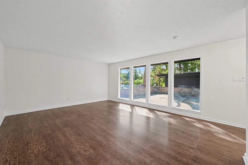 8 Hanover Lane Panorama Village, TX 77304