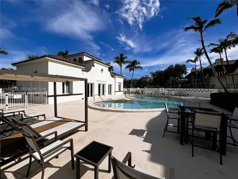 6703 Kendall Dr #405