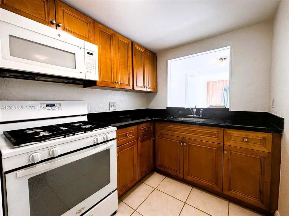 6703 Kendall Dr #405 Pinecrest, FL 33156