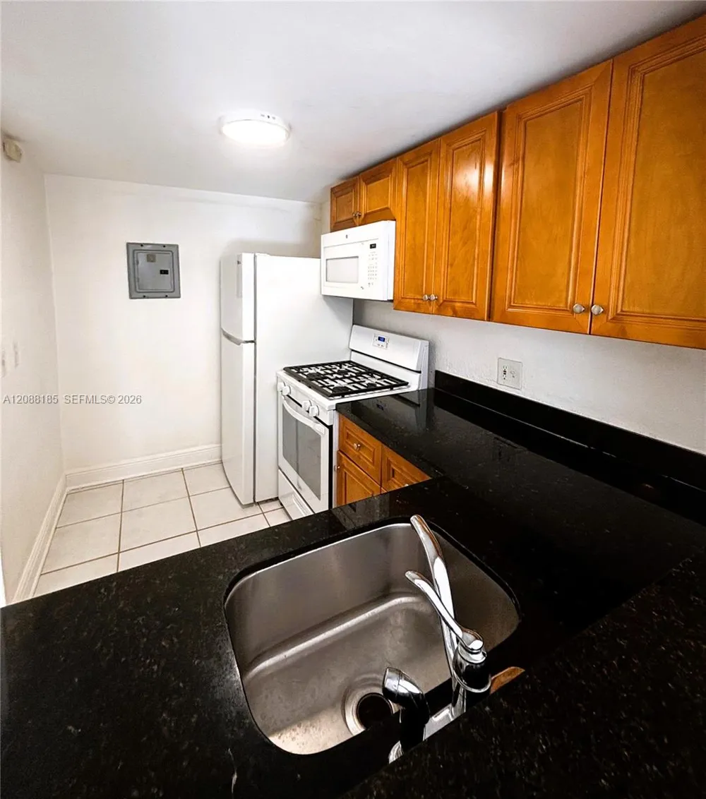 6703 Kendall Dr #405 Pinecrest, FL 33156