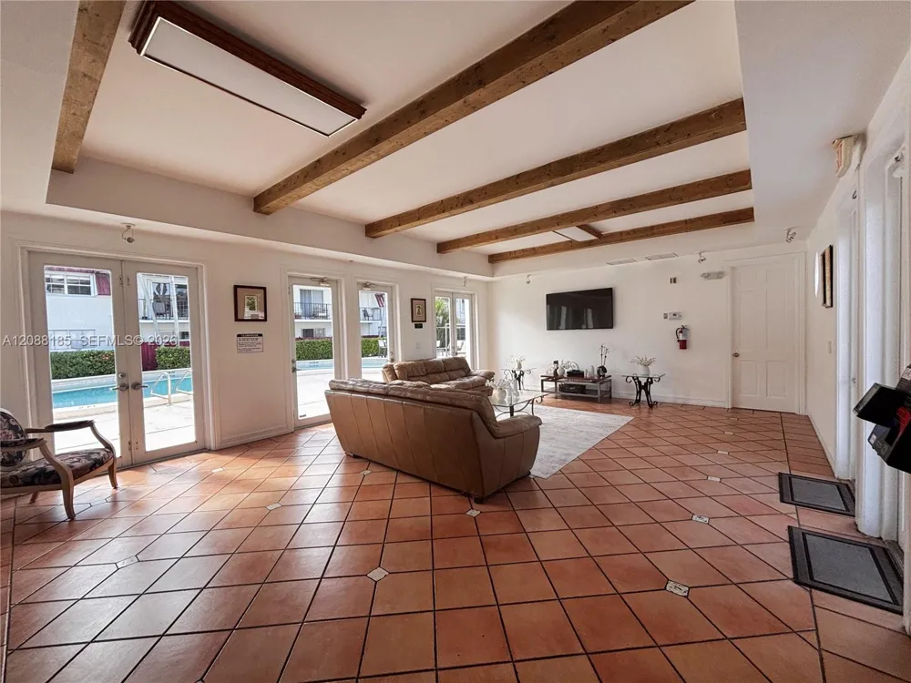 6703 Kendall Dr #405 Pinecrest, FL 33156